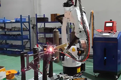 Многофункционален робот за лазерно заваряване с двойно предназначение