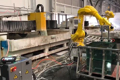 Chikal боравене робот работи с лазерна машина за рязане